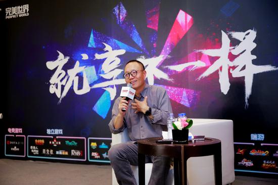 完美世界CEO萧泓博士在媒体见面会现场与记者交流