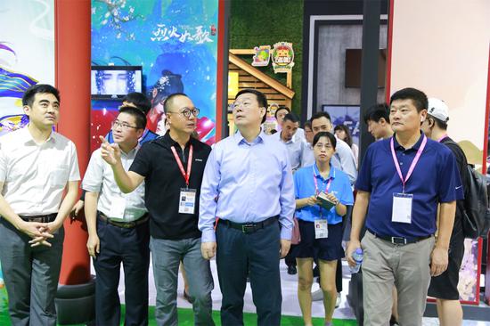 完美世界CEO萧泓博士向上海市委宣传部部长周慧琳介绍完美世界展台情况
