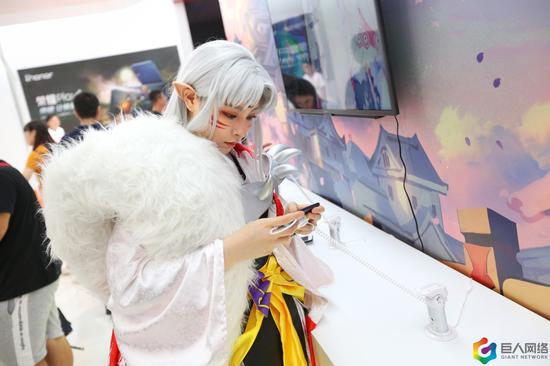 转身沉迷游戏无法自拔