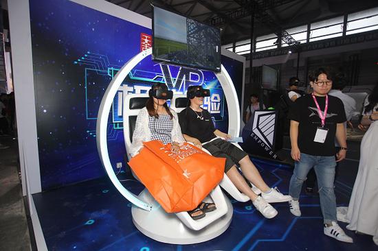 三七互娱展台的VR游戏体验现场