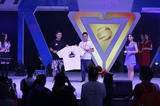 三七互娱&日本潮牌XLARGE?联名款现场签约