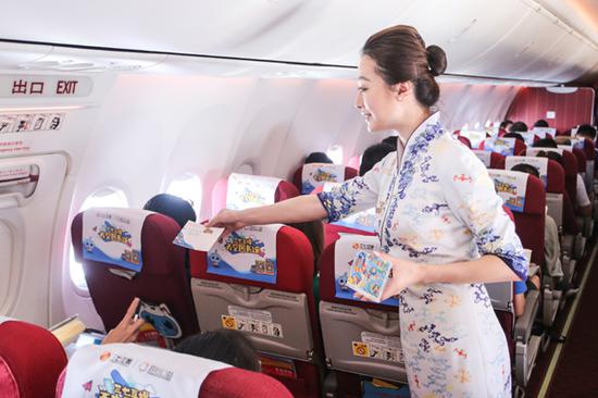 机组成员收取写好的明信片