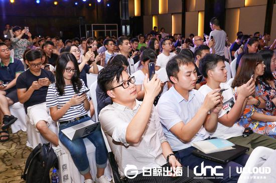 大会现场参会人员扫描演讲人二维码