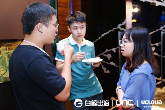 茶歇期间参会人员进行交流