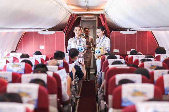 机组成员向乘客派发公益活动礼品