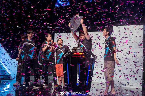 ROTK正在针对训练赛中的问题进行复盘