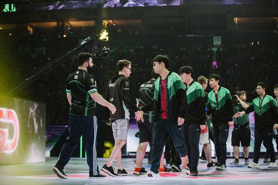 获胜后的LGD与Liquid握手