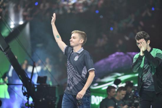 notail向观众致意