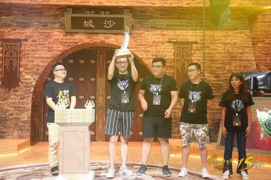 盛大游戏副总裁、传世工作室总经理任霆（左一）为最终获胜的枪灵行会成员颁奖
