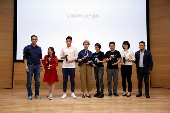 功能游戏企业贡献奖 颁奖嘉宾：中国文化娱乐行业协会秘书长孔明、北京歌华文化发展集团副总经理王昱东。领奖人：腾讯功能游戏、Next 研发中心、完美世界、网易游戏、TapTap游戏平台、Bilibili、Unity、Sony中国。