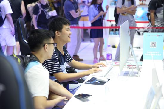  三七互娱展台玩家试玩游戏中