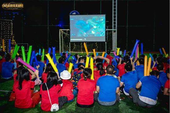  东莞理工学院的LOLer也为此次赛事在足球场呐喊助威！为我大IG疯狂打CALL，LPL冲啊