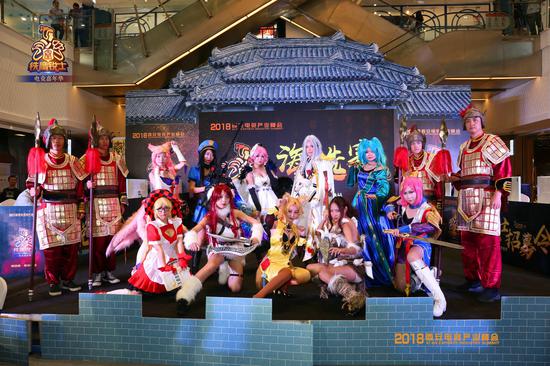 众多Coser让玩家在观看紧张刺激的比赛同时得到另一种体验