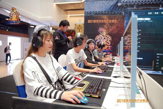 女选手在2018铁鹰锐士电竞嘉年华海选赛的飒爽英姿