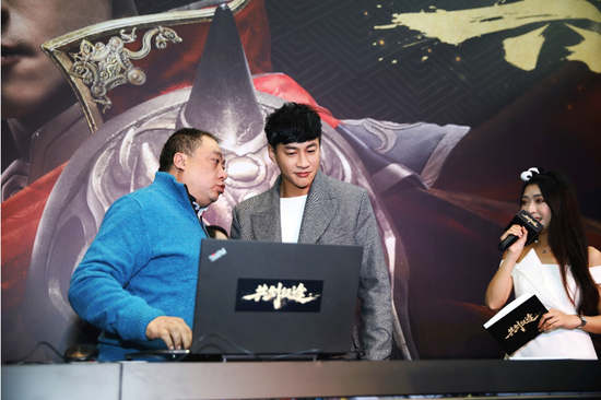 《征途》超级玩家“楚魂”与征途玩家大使何润东交流国战指挥技巧