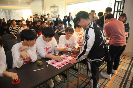 队员亲笔为每位粉丝签名留念