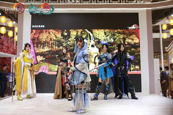 官方Coser现场表演