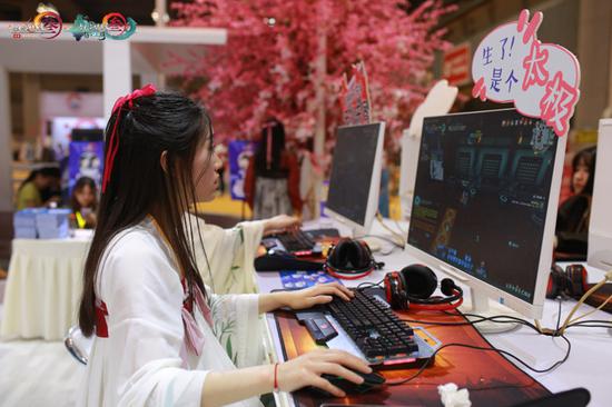 侠士们现场畅玩《剑网3》