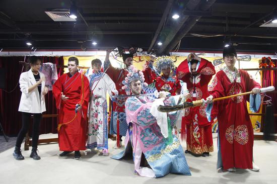 VIT选手和姿态体验戏服