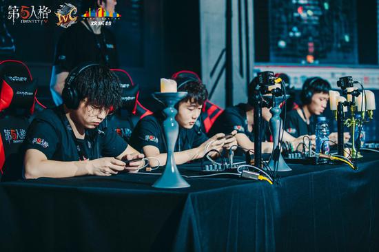 战队选手专注赛场