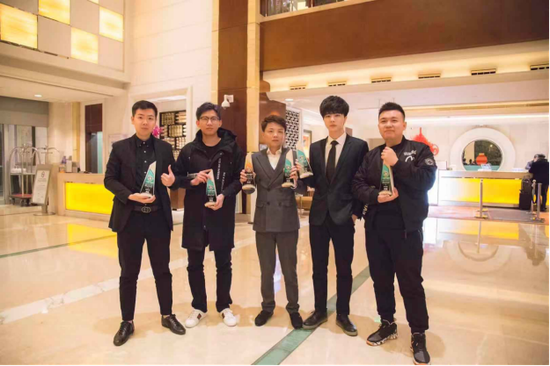 左一为菜菜，图片拍于2018年小葫芦盛典—数字红人全景颁奖礼现场