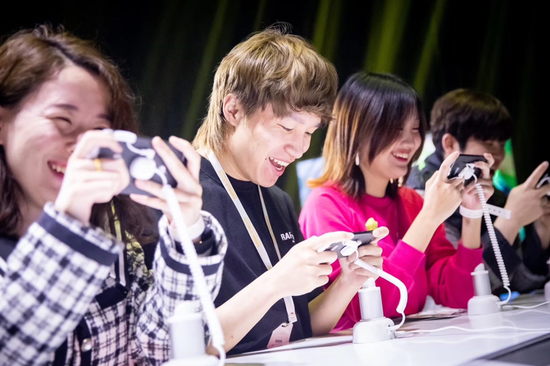  clearlove与玩家开黑体验《英雄联盟》手游