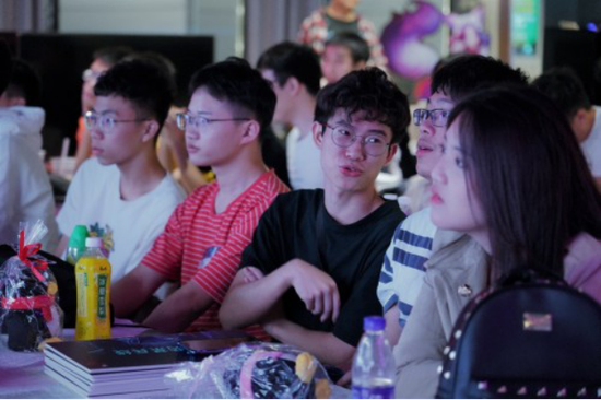 各高校粉丝现场观赛助威