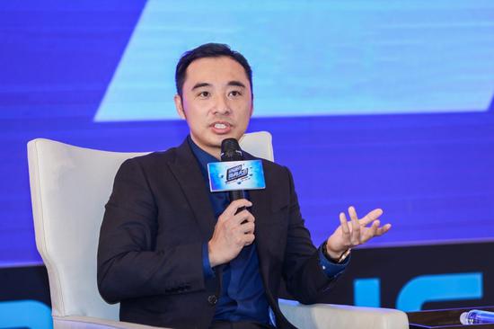 图为完美世界副总裁伊迪在论坛上发表讲话