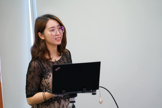 音集协 法律部兼许可部主任&nbsp;李婧&nbsp;向与会代表演示“著作权大数据管理平台”功能