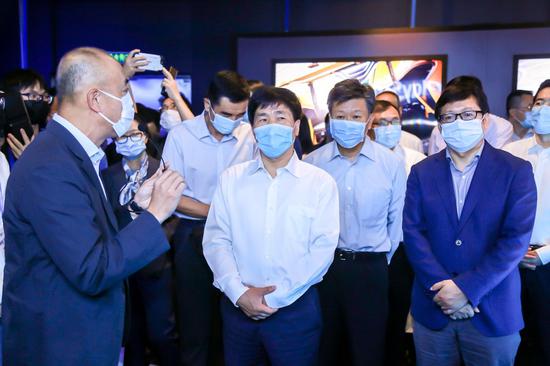 领导参观科技展