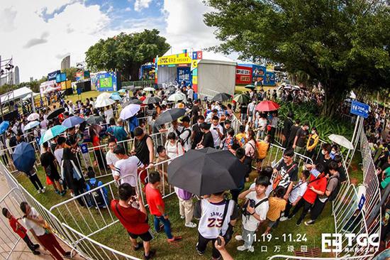 [热切等待进场的观众队伍]