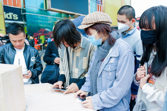 广州大学城的学生试玩天刀手游