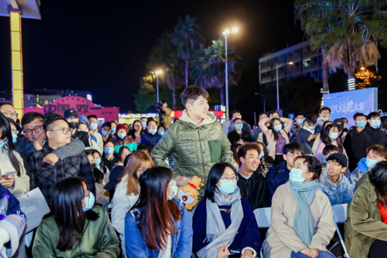 活动现场爆满的大学生们