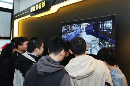 学生争相体验iQOO系列手机强劲性能