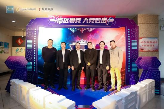 （右三 ：广州市番禺区文化广电旅游体育局局长 何穗鸿）