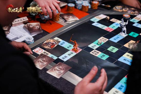 与其他桌游一样，《乱世王者》的桌游也涉及掷骰子、走格子，但核心部分是由游戏机制改编而成