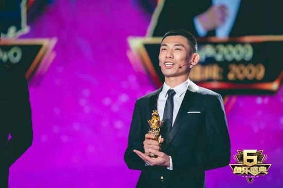 旭旭宝宝在鱼乐盛典上领奖