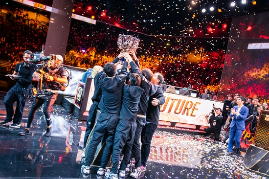 FPX斩获2019英雄联盟全球总决赛冠军