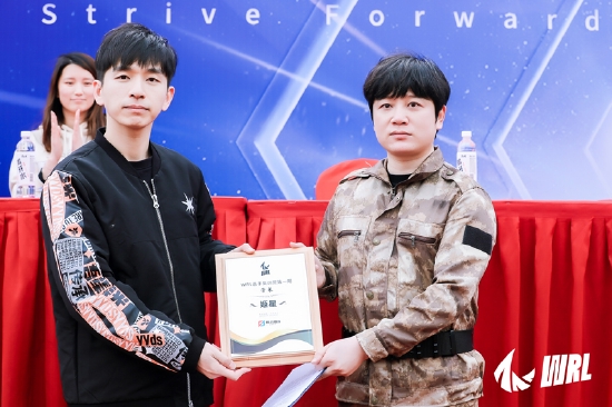 从左至右：腾竞体育新游戏电竞总负责人冯骁，WRL选手集训营营长阿布（本名姬星）