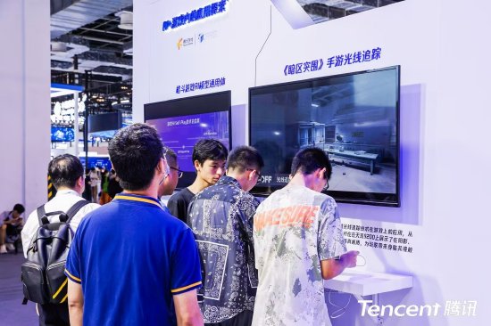 观众在排队体验《暗区突围》手游光线追踪技术