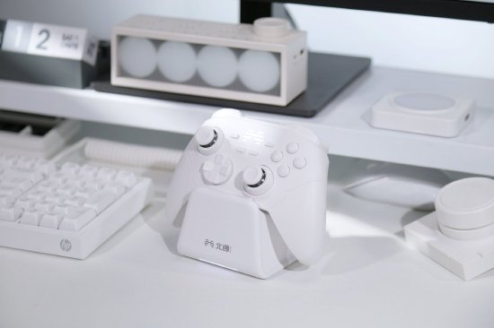 北通鯤鵬20絕塵白智控游戲手柄曝光 全網(wǎng)限量上線