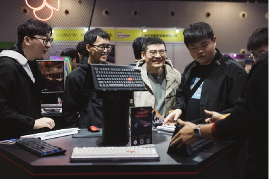 现场观众与工作人员深度交流