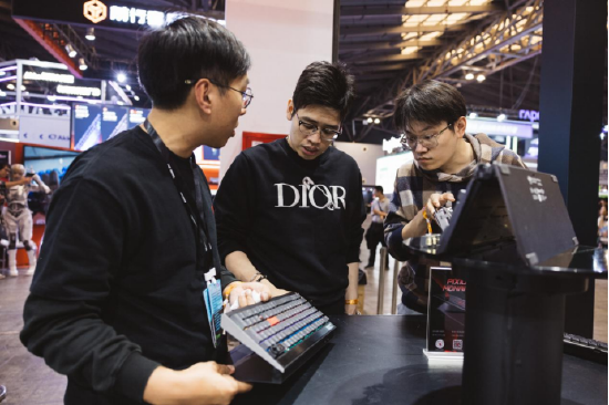 工作人员为观众讲解PIXIU99