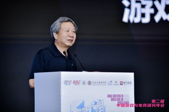 中国传媒大学海南国际学院副院长、动画与数字艺术学院原院长书记，国家二级教授，教育部高等学校动画与数字媒体教学指导委员会秘书长，全国高等院校计算机基础教育研究会会长 黄心渊