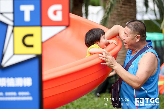 [公共区域现场-爷孙俩乐在其中]