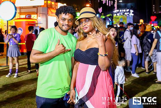 [享受TGC的现场外国友人]