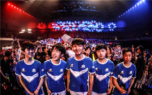 eStarPro赛后与粉丝一起庆祝胜利