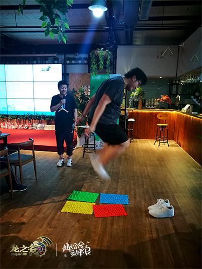 惩罚环节:指压板跳绳