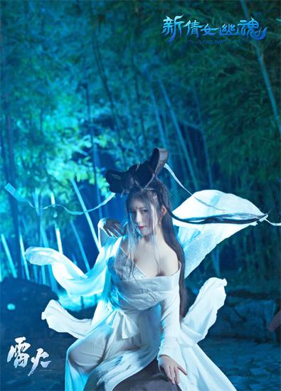 白小倩造型飘逸，美丽动人