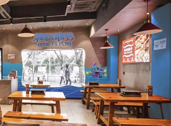 到店打卡并连接英雄联盟手游WIFI特权，即可享受免费英雄、皮肤、游戏礼包